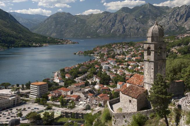 După ce s-a declarat țară liberă de COVID, Muntenegru reinstituie starea de urgență
