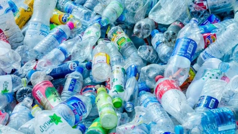 ȘAPTE miliarde de euro pe an: UE impune statelor membre o nouă taxă pe plastic