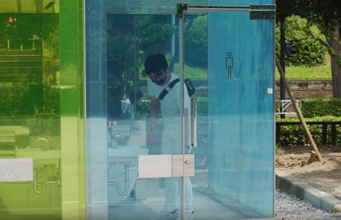 Primele toalete complet transparente din lume au fost instalate în Tokyo. Culmea, nu e exhibiționism! (VIDEO)