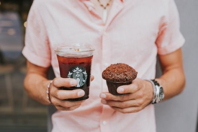 Starbucks a lansat capacul care va înlocui 1 miliard de paie pe an