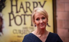 Scriitoare J. K. Rowling a anunţat că va returna un premiu asociat cu familia Kennedy