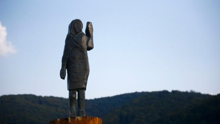 Bizara statuie a Melaniei Trump din orașul său natal din Slovenia, incendiată în iulie, a fost înlocuită cu o replică din bronz