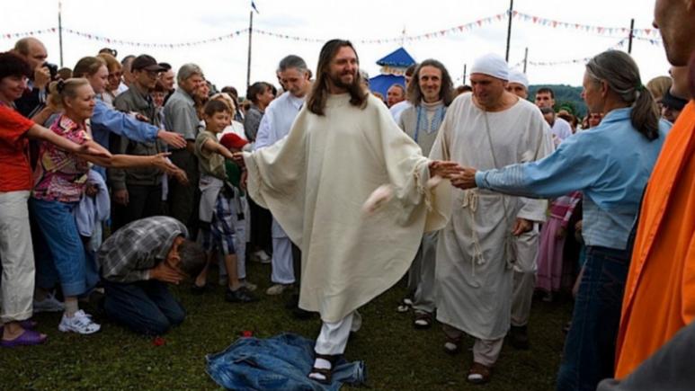 Povestea lui „Iisus din Siberia”. Cum trăiesc membrii unei secte care venerează un fost poliţist rus