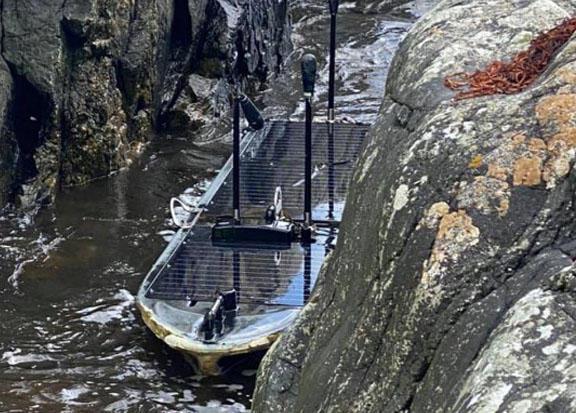 Mister în Scoția: o navă-spion fără echipaj a eșuat pe o insulă din apropierea bazei submarinelor nucleare britanice