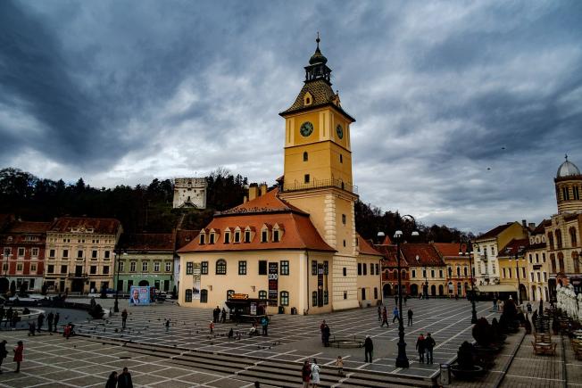 Orașul Brașov intră în scenariul roșu: Cursurile școlare se fac doar online, restaurantele se închid