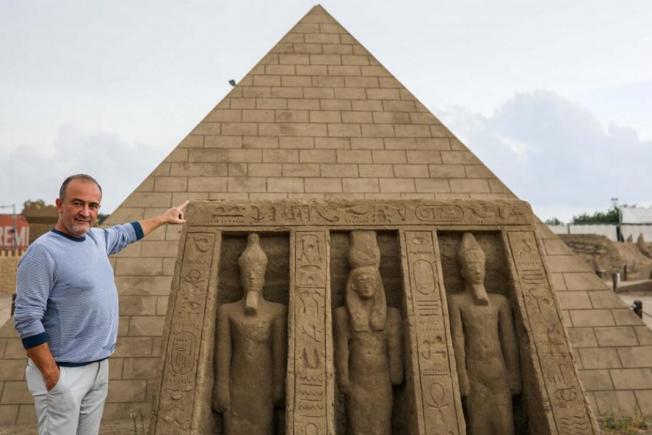 O replică din nisip a piramidei lui Keops, construită în Turcia, se pregătește de Cartea Recordurilor