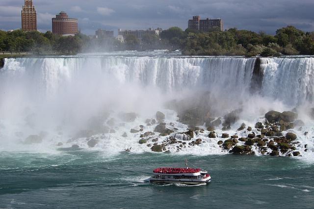 Cascada Niagara va fi iluminată în culorile drapelului românesc pe 1 Decembrie