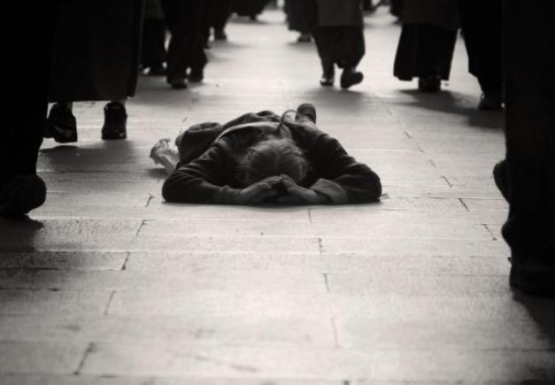 Paris: fotograful René Robert moare în mijlocul străzii în indiferența trecătorilor
