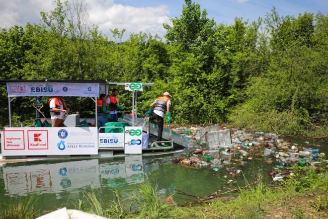 Lacul care alimentează Brașovul cu apă potabilă, curățat de deșeuri cu o ambarcațiune 100% electrică