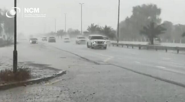 Autoritățile din Dubai au creat o ploaie artificială după ce temperaturile au ajuns la 50 de grade VIDEO