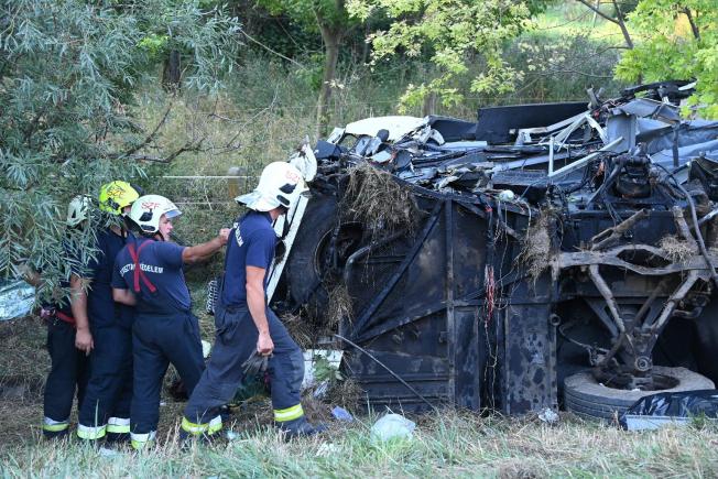 Opt persoane au decedat duminică dimineaţă într-un accident de autocar pe o autostradă din Ungaria