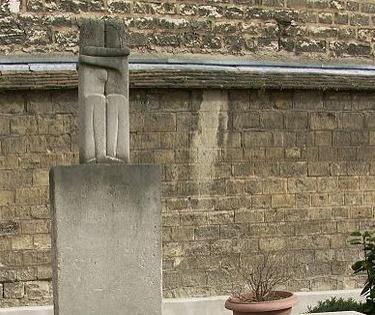 Celebra sculptură a lui Brâncuși, ”Sărutul”, nu va părăsi cimitirul Montparnasse. Un deceniu de negocieri și o poveste tristă de iubire