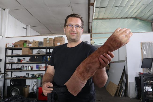  Un orădean a realizat o mână bionică funcțională 