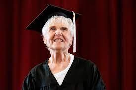O femeie de 90 de ani reușește să absolve facultatea la 71 de ani de când a început-o