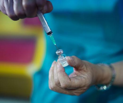 Un vaccin anual e de preferat rapelurilor frecvente, spune directorul Pfizer