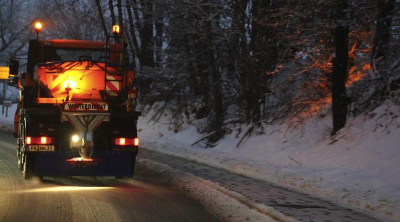 Sarea aruncată pe drumuri iarna este eficientă, dar dăunează mediului