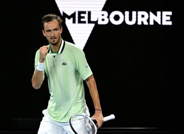 Daniil Medvedev îl insultă pe arbitru în semifinala Australian Open împotriva lui Stefanos Tsitsipas: „Omule, esti prost"?
