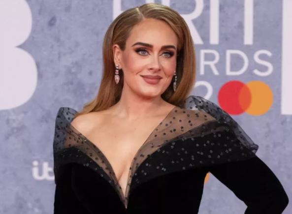 „Ador să fiu femeie”: cântăreața britanică Adele e acuzată de transfobie