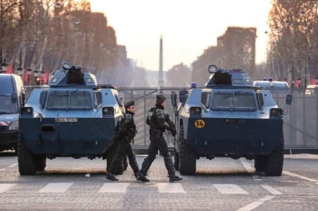 Convoi pentru Libertate: la Paris poliția a adus blindate, tunuri de apă și instalează baricade anti-revoltă pe Champs Elysées