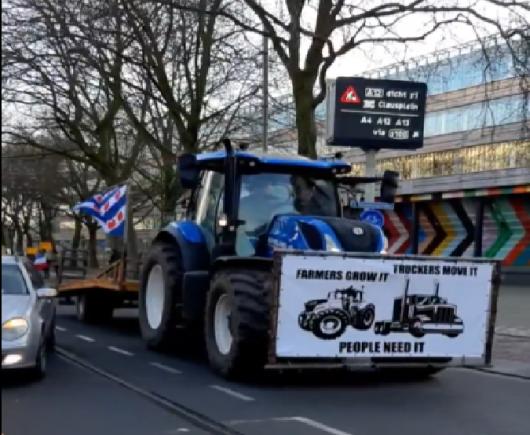 Olanda: camioanele din „convoaiele libertății” blochează accesul la Parlamentul de la Haga