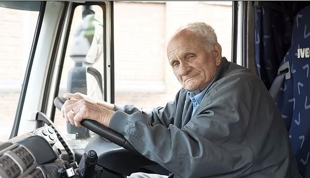 Cel mai bătrân șofer de tir din lume, 91 de ani: „Nu mă gândesc prea mult la asta, eu doar ies la muncă”