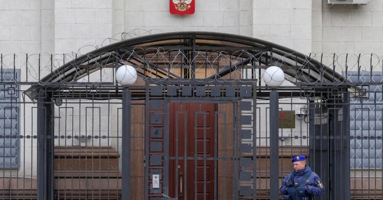 Rusia începe să evacueze personalul diplomatic din Ucraina și coboară steagurile de pe ambasadă