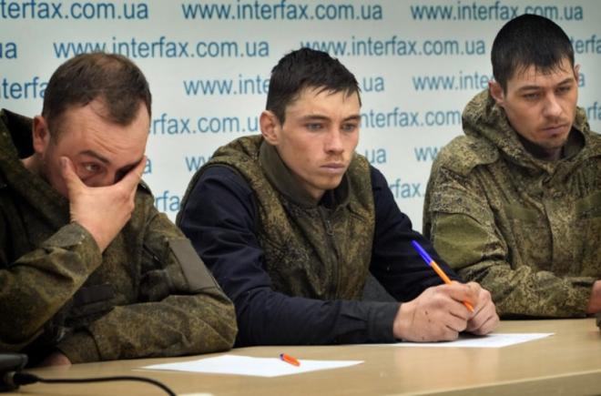 Crucea Roșie și Amnesty International critică Ucraina pentru aducerea prizonierilor ruși în fața presei
