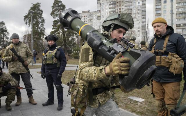Rusia amenință că va viza transporturile de arme occidentale către Ucraina