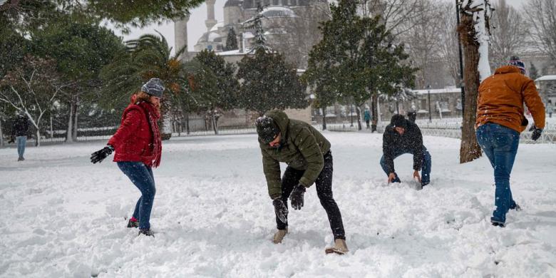 Turcia: o bătaie cu bulgări de zăpadă face șapte răniți grav prin împușcare