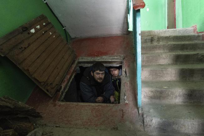 „Am fost ultimii jurnaliști din Mariupol”: doi jurnaliști povestesc cum au fost scoşi din orașul asediat