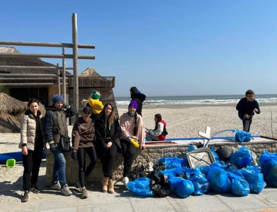  Drept mulțumire, niște refugiați în Mamaia au curățat plaja de gunoaie