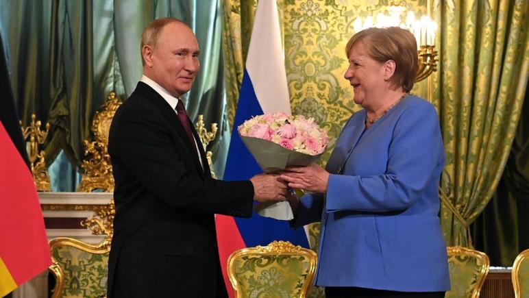 Este Angela Merkel responsabilă pentru războiul din Ucraina?