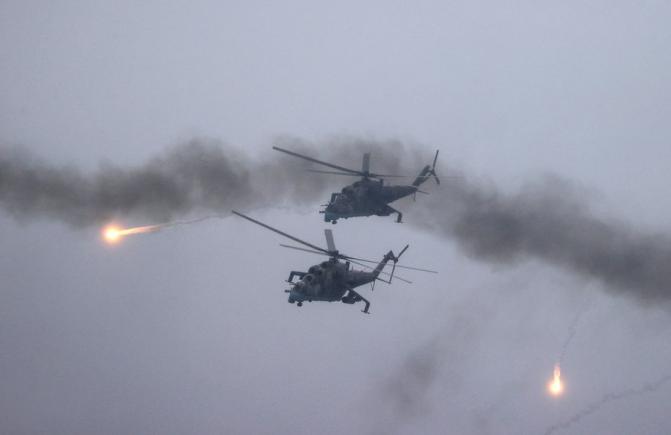 Moscova spune ca a doborât două elicoptere care veneau să evacueze liderii batalioanelor naționaliste Azov din Mariupol