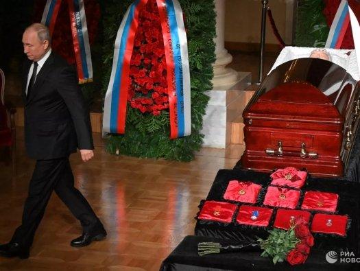 Putin a participat la înmormântarea naționalistului Jirinovski 