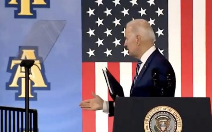 Joe Biden ironizat pentru că a dat mâna în aer după discurs