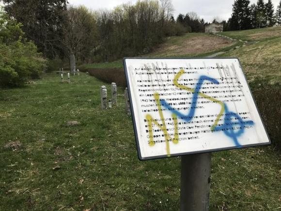 Un memorial și un lagăr de concentrare din Germania au fost au fost pictate cu simboluri ucrainene de extremă dreapta