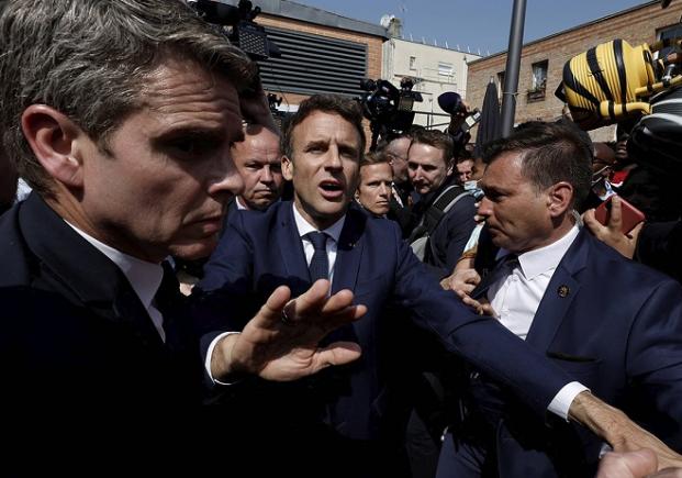 Emmanuel Macron atacat cu roșii în prima apariție publică după realegerea sa (video)