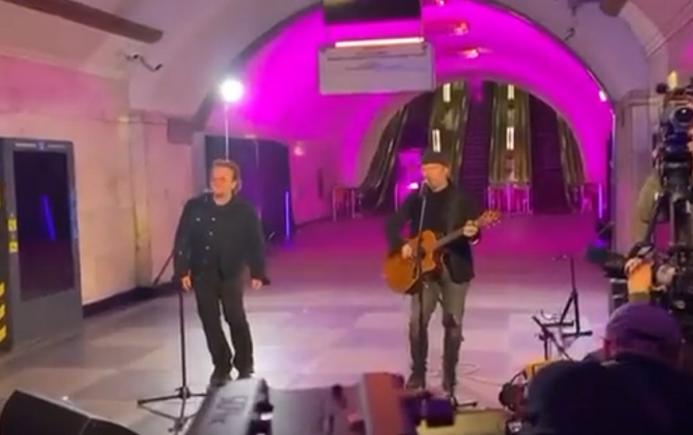 Bono și The Edge susțin un concert în metroul din Kiev: "Zelensky ne-a invitat să cântăm la Kiev și așa am venit să facem"