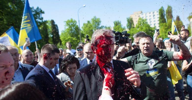 Ambasadorul Rusiei în Polonia a fost stropit cu sânge fals de activiști pro-ucraineni: "agresiune deplorabilă" spune Ministrul polonez de externe