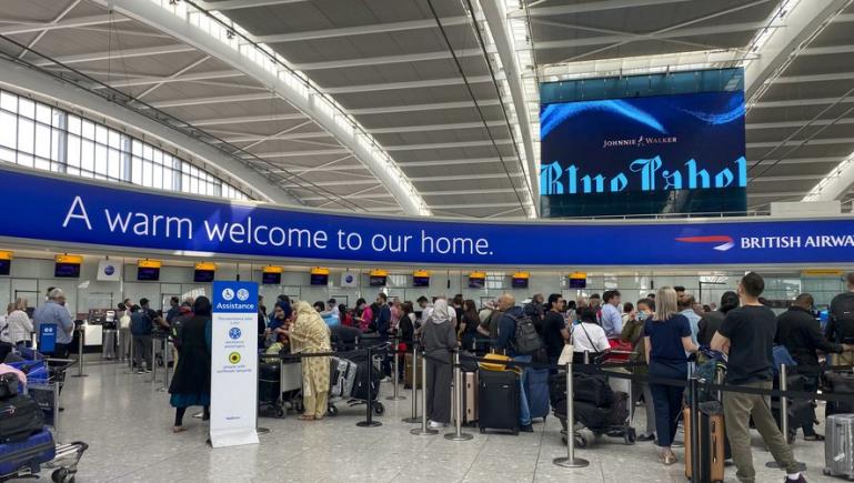 Aeroportul Heathrow din Londra spune că a cerut companiilor aeriene să nu mai vândă bilete până în septembrie