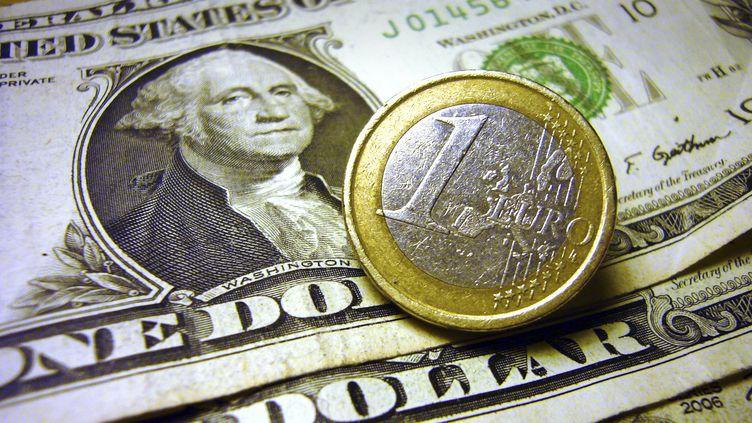 Euro valorează mai puțin decât dolarul, o premieră de douăzeci de ani