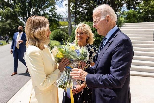 Biden a primit-o pe Olena Zelenska la Casa Albă cu un buchet de flori în culorile Ucrainei