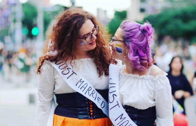 România ar putea interzice „propaganda” LGBTQ dar prima pereche de femei căsătorite o poate împiedica, scrie presa americană