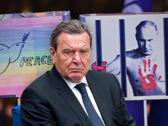 Fostul cancelar german Schroeder dă în judecată Parlamentul pentru recâștigarea privilegiilor