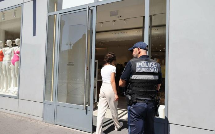 Paris: magazinele cu aer condiționat au fost amendate pentru că au lăsat ușile deschise