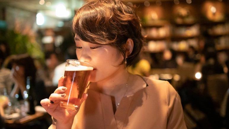 „Bea alcool pentru națiune!” îi îndeamnă pe tineri autoritățile japoneze 