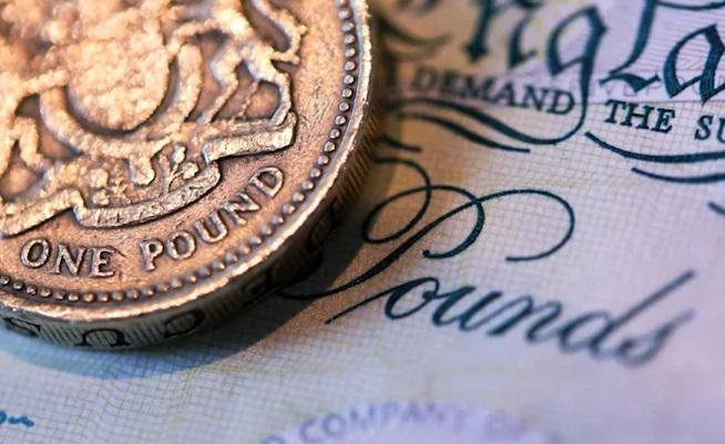 Lira sterlină înregistrează cea mai gravă scădere în raport cu dolarul de la Brexit