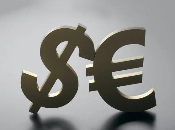 Euro a ajuns sub 0,99 dolari, cel mai scăzut nivel din ultimii 20 de ani 