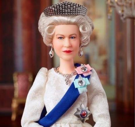 Papusa Barbie Regina a Angliei se vinde cu mii de euro pe internet