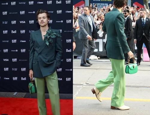 Poșetă mică verde pe covorul roșu: apariția remarcabilă a lui Harry Styles în Toronto